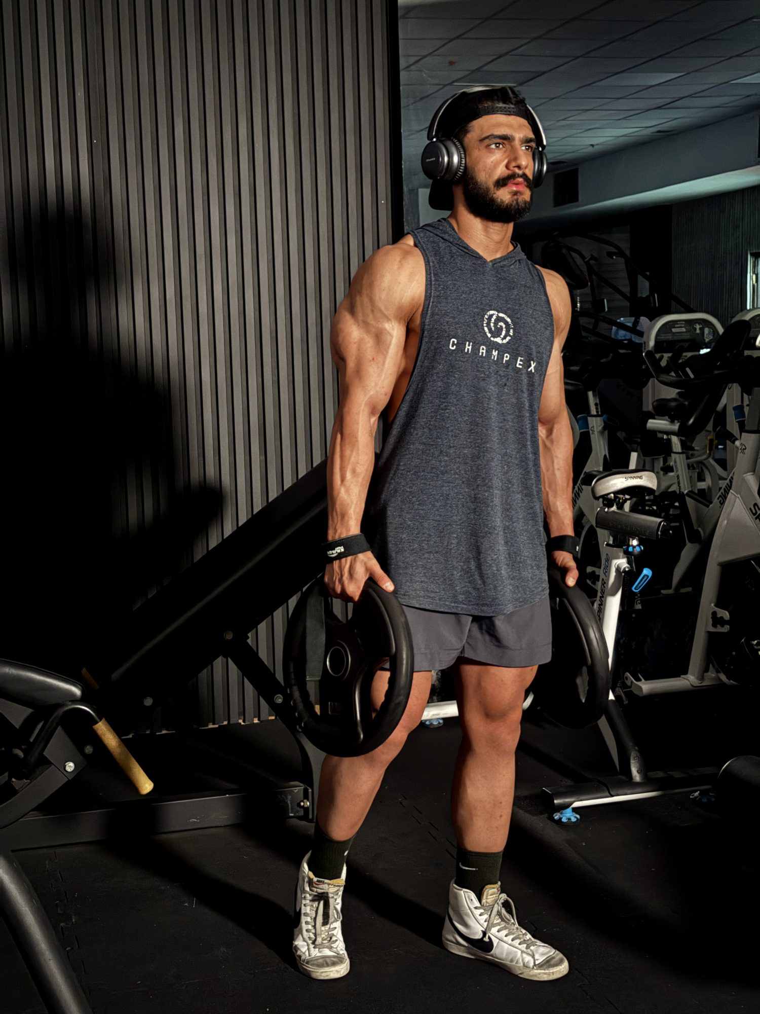 علی ظهوری در حال کوچینگ در استودیو اختصاصی