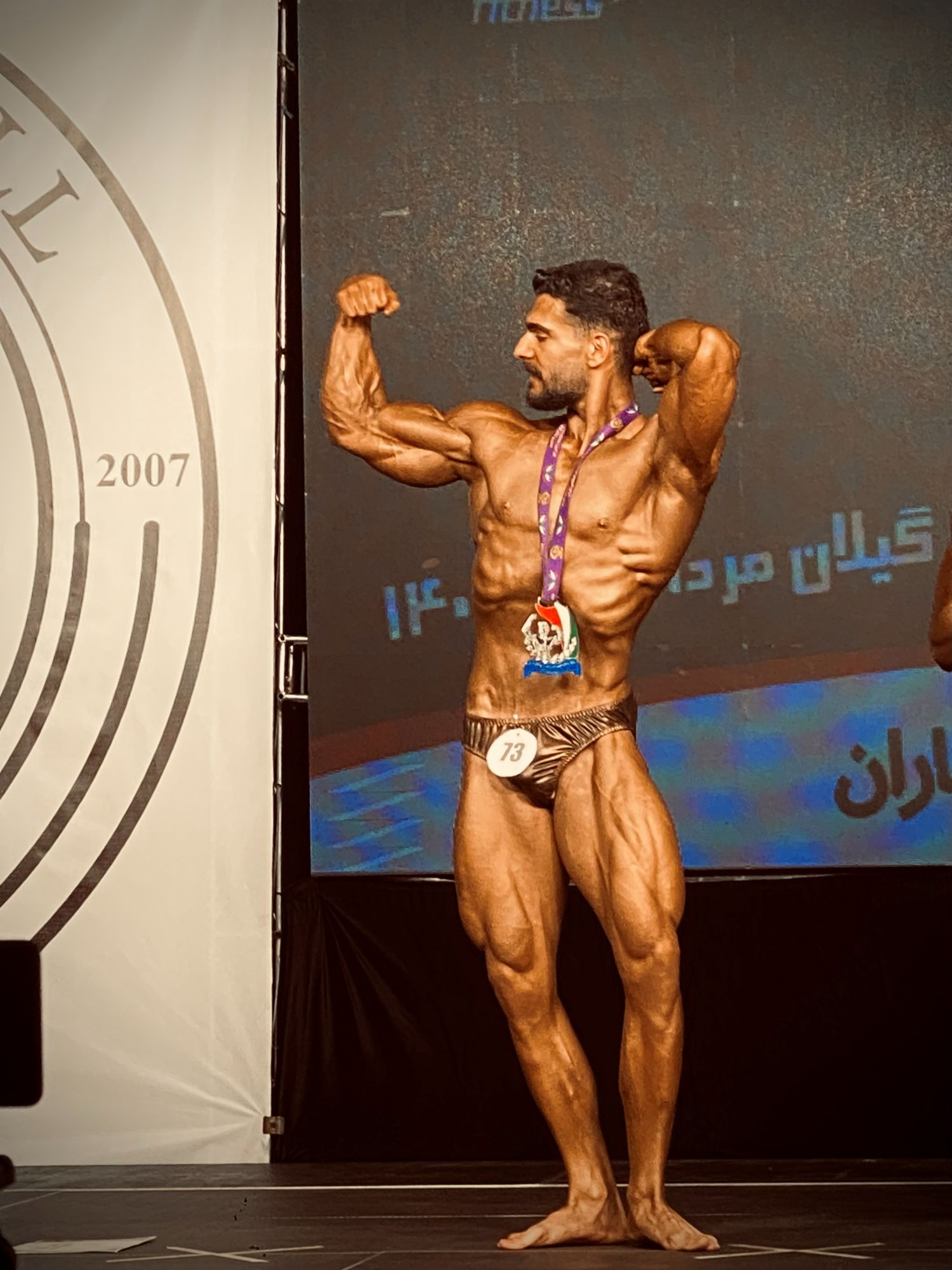 پرتره رسمی علی ظهوری با نورپردازی سینمایی